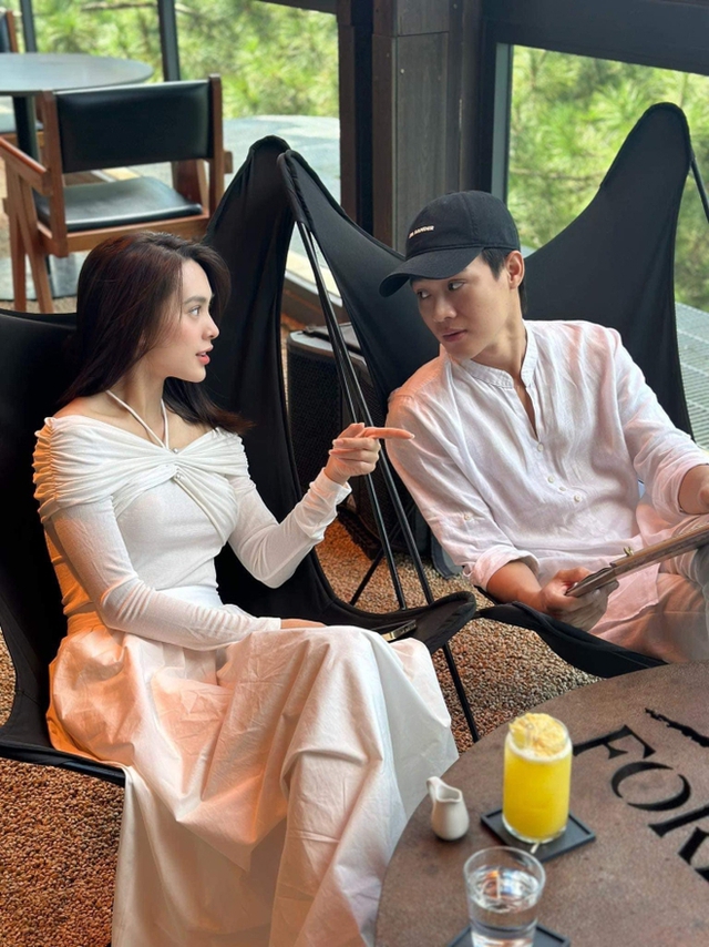 Sau khi công khai chuyện yêu đương, cặp đôi thường xuyên chia sẻ hình ảnh tình cảm trên mạng xã hội