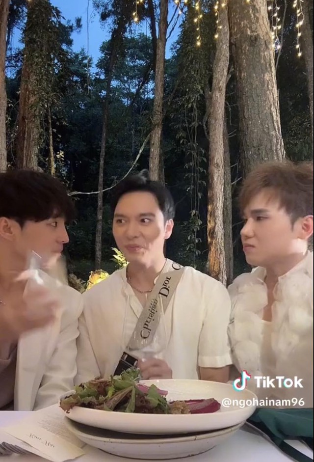 Him Phạm - Hải Nam - Tiko Tiến Công khoe bàn ăn và bảng tên y hệt các khách mời trong đám cưới thân mật của Midu ở Đà Lạt