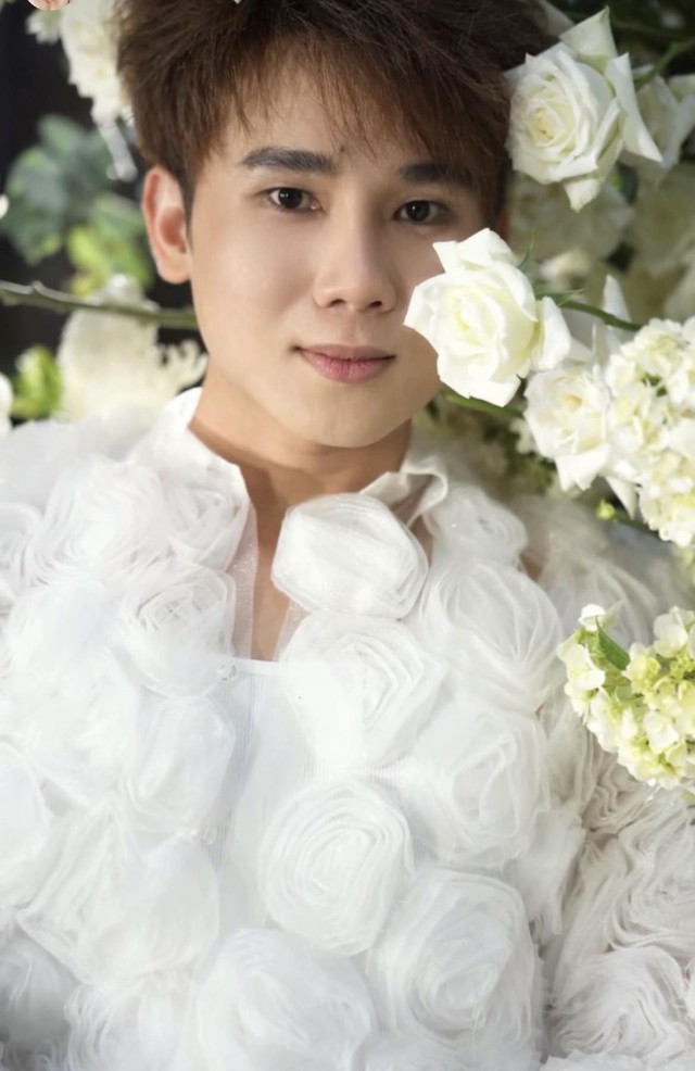 Tiko Tiến Công cũng hé lộ một góc trang trí đầy hoa tươi trong tiệc cưới Midu