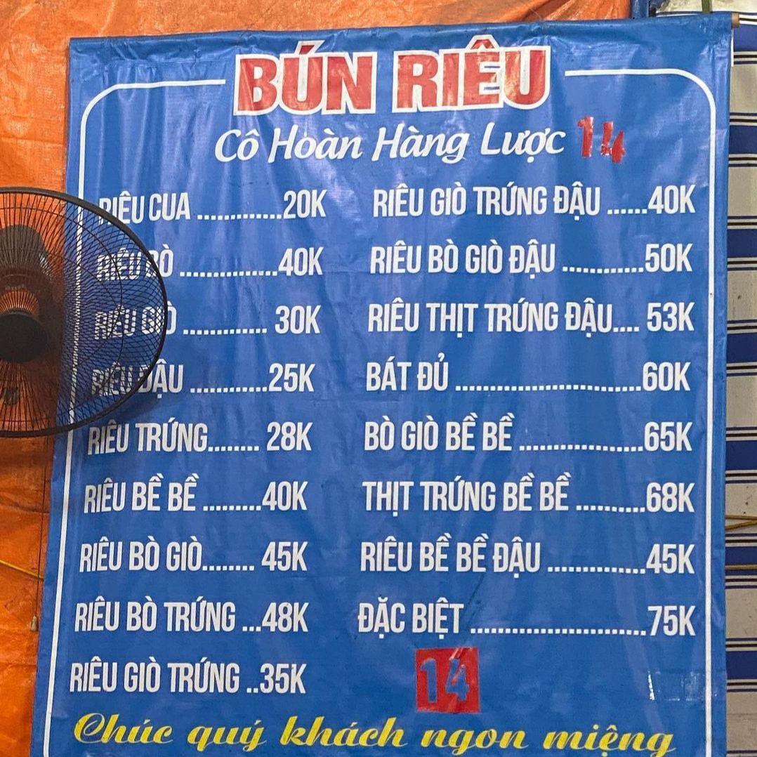 Tô bún riêu đầy đặn tại quán cô Hoàn. Ảnh: eatwithcheesie