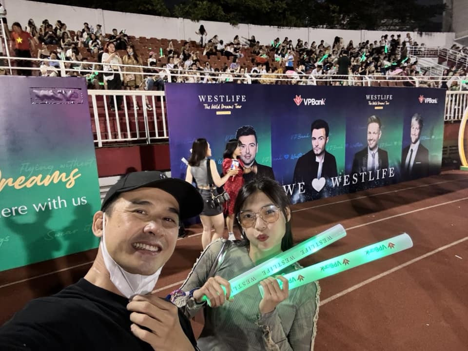 Tranh thủ những lúc rảnh rỗi, cặp đôi thường dành cho nhau những khoảng trời riêng để vui chơi, giải trí và hâm nóng tình cảm.