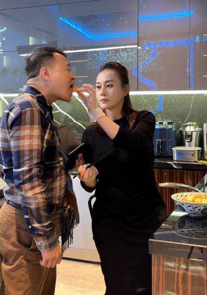 Sau đó, Phương Oanh mang thai và dành thời gian tận hưởng hôn nhân trong căn biệt thự 