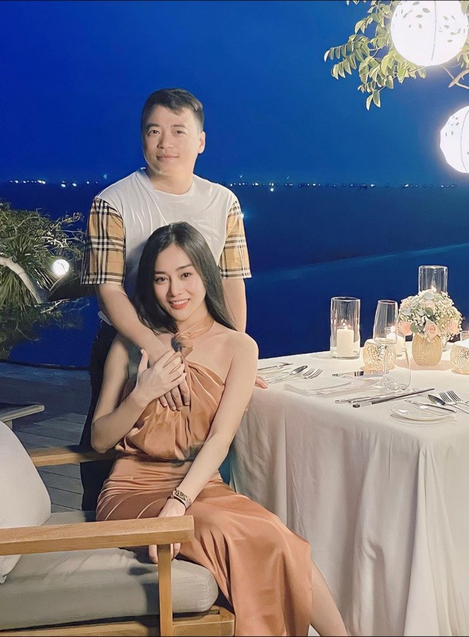 Phương Oanh từng đối mặt với áp lực, bị tấn công khi quyết định công khai chuyện tình cảm với nam doanh nhân đã trải qua 1 cuộc hôn nhân tan vỡ