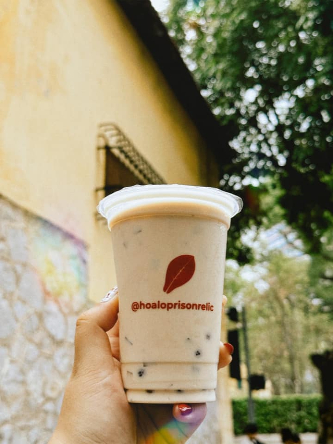 Có không ít bạn trẻ đã đến thưởng thức trà bàng và trà sữa bàng của nhà tù Hoả Lò (Ảnh: Facebook Bíchh Hiềnn, Minh Ngọc)