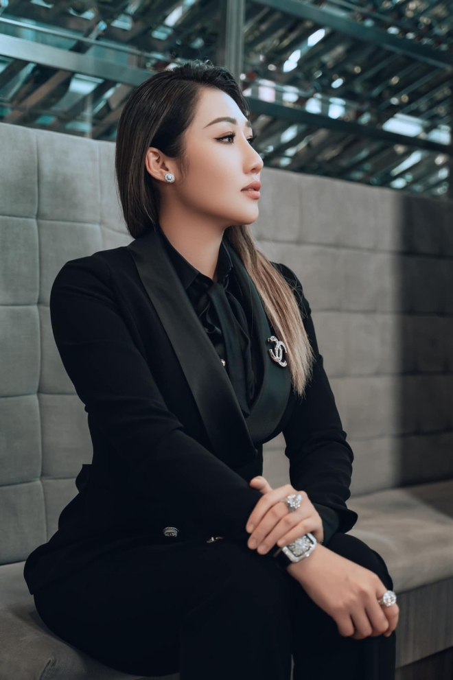 Trong ảnh là chiếc đồng hồ Franck Muller đính kim cương có giá 1.2 tỷ đồng, chưa kể trên tay của cô là hai chiếc nhẫn kim cương cỡ lớn thể hiện sự xa xỉ của phú bà 9x.