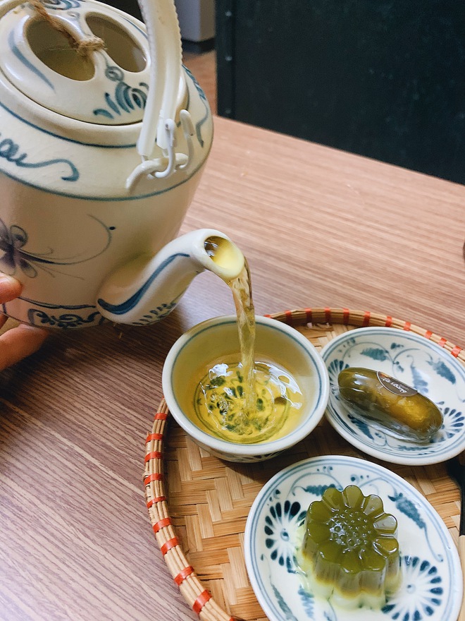 Các sản phẩm từ lá bàng như trà bàng, bánh bàng, thạch bàng có trong tour tham quan nhà tù Hoả Lò