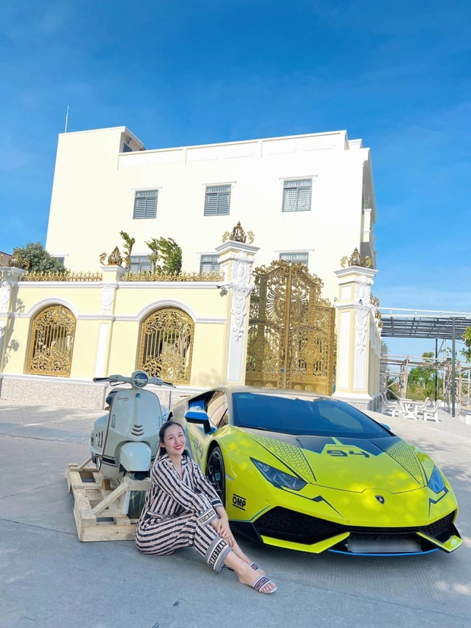 Chiếc Vespa 946 này kết hợp với hãng thời trang Christian Dior nên là một phiên bản siêu hiếm được Huỳnh Như mua với già 1.5 tỷ đồng. Bên cạnh là chiếc Lamborghini Huracan LP610-4 sau khi được phủ một màu sơn mới.