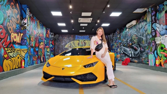Chiếc Lamborghini Huracan LP610-4, một dòng xe hiếm với màu cam nguyên bản. Chiếc xe có giá hơn 21 tỷ được Huỳnh Như lái vòng vòng quanh khu phố, hoặc dùng để đi chợ.