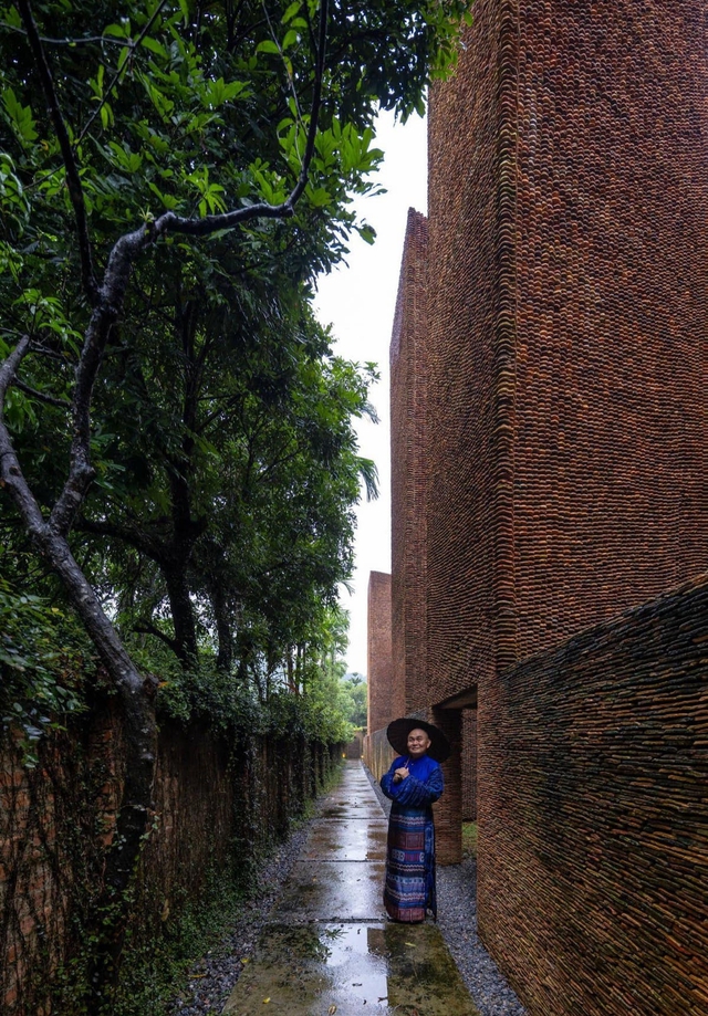 Xuân Hinh tại Bảo tàng Đạo mẫu do anh bỏ tiền xây dựng.