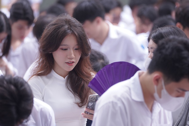 Ai cũng rạng rỡ hơn ngày thường bởi đây là giây phút cuối họ được làm học sinh