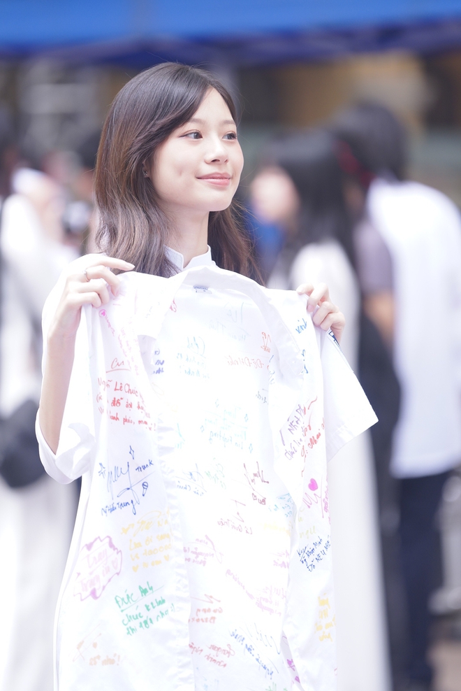 Con gái chỉ cần khoác lên mình tà áo dài trắng là đã toát lên hết vẻ đẹp rồi