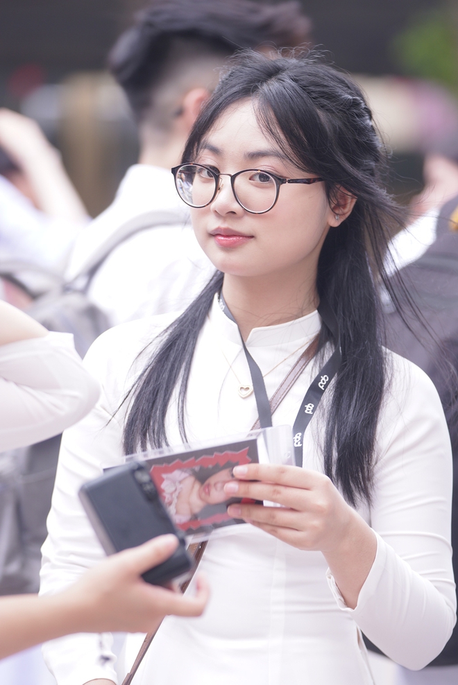 Đâu đâu trong sân trường cũng dễ dàng bắt gặp những gương mặt xinh xắn của các bạn nữ sinh