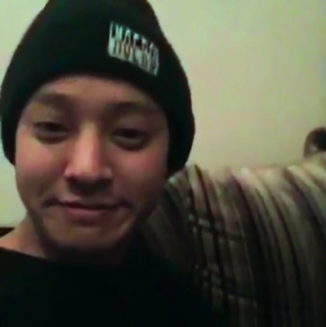 Biểu cảm hả hê, tự hào của Jung Joon Young khi chạm tay vào một bộ phận cơ thể của phụ nữ