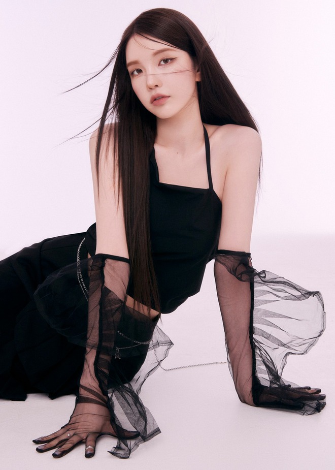 Xooos có tên thật là Kim Su Yeon, sinh năm 1994. Cô từng tham gia chương trình sống còn MIXNINE và chơi thân với Jennie (BLACKPINK)