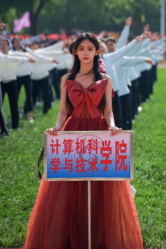 Cô nàng này cầm bảng đại diện cho khoa Khoa học Công nghệ và Máy tính