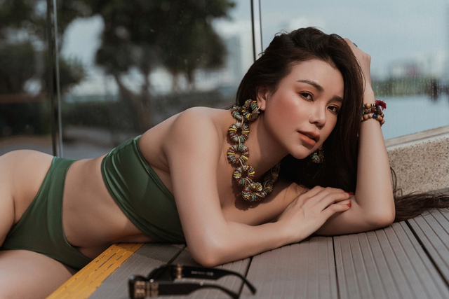 Chia sẻ về việc diện bikini táo bạo khi đã là một bà mẹ thì có sợ vấp phải tranh cãi, Trà Ngọc Hằng cho biết: 