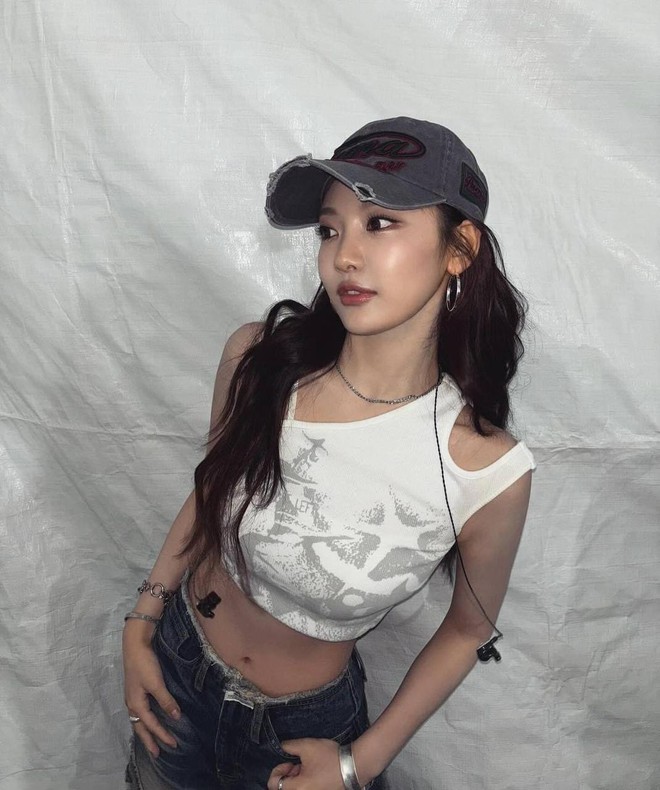 NingNing khoe trọn vòng eo 