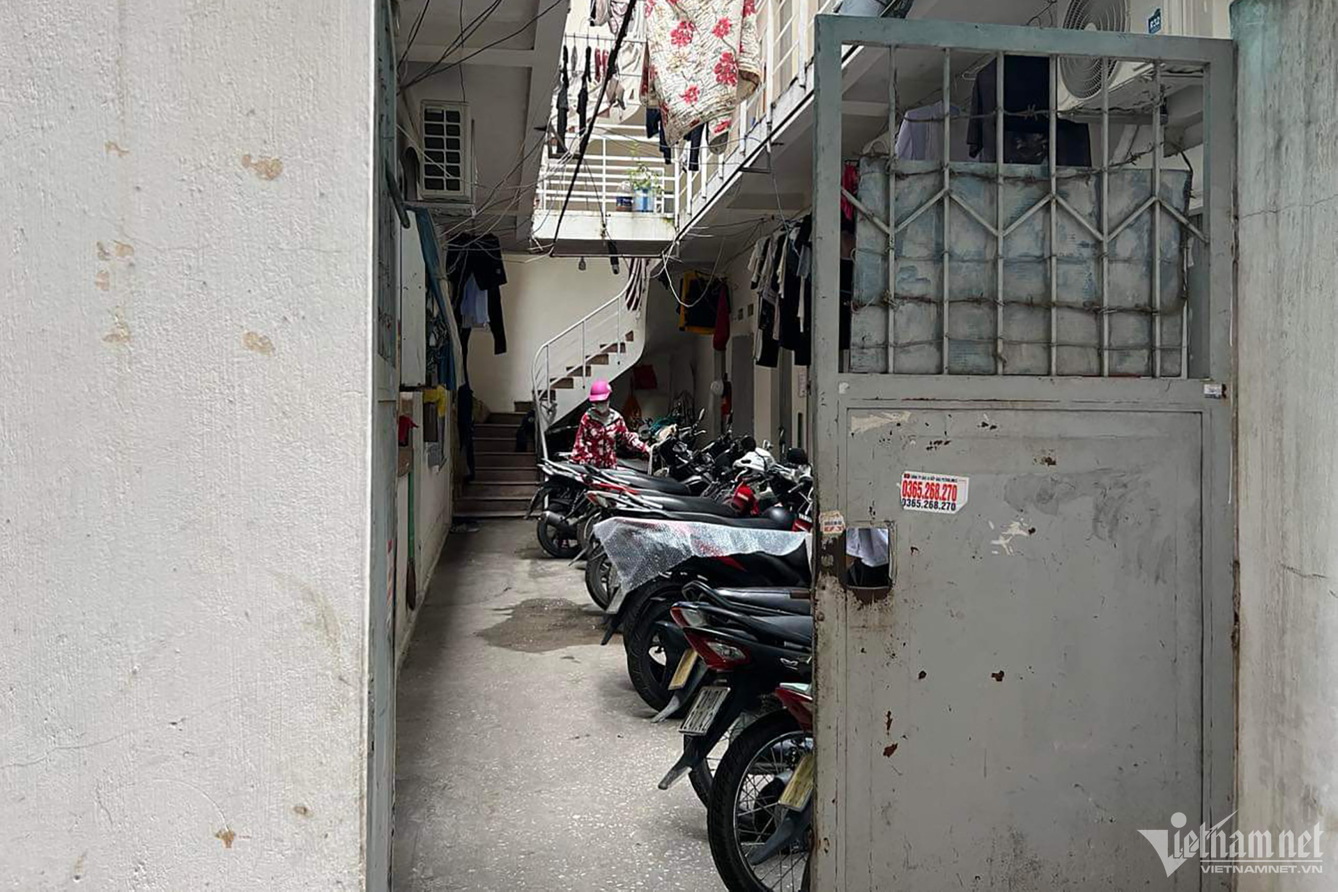 Khoảng sân chật hẹp chứa hàng chục xe máy. Ảnh: Đình Hiếu