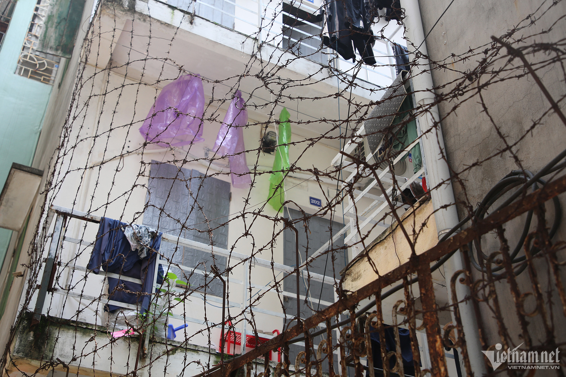 Dãy nhà trọ 2 tầng bị quây kín bởi dây thép gai. Ảnh: Đình Hiếu