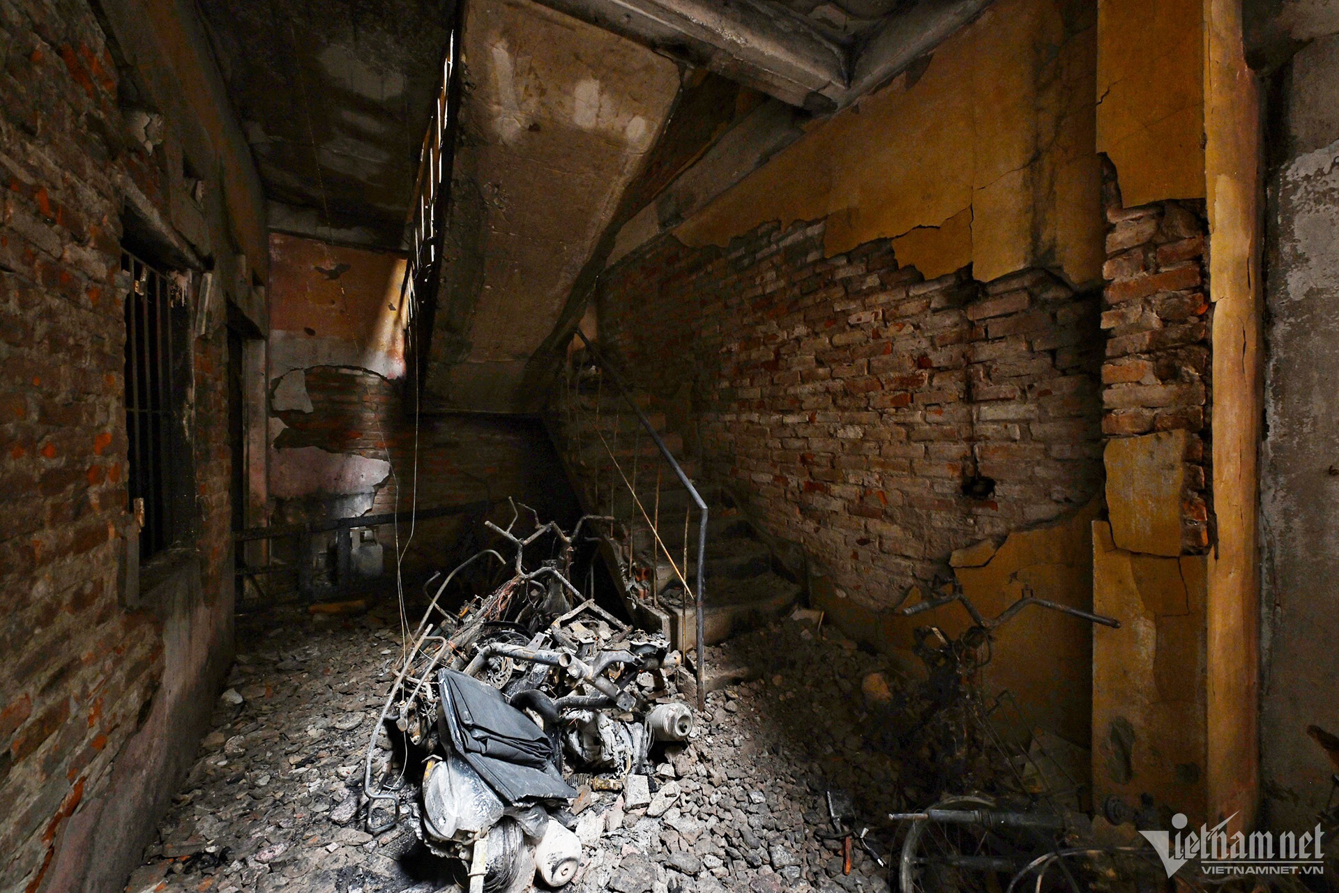 Nhiều phương tiện bị thiêu rụi sau vụ cháy. Ảnh: Đình Hiếu