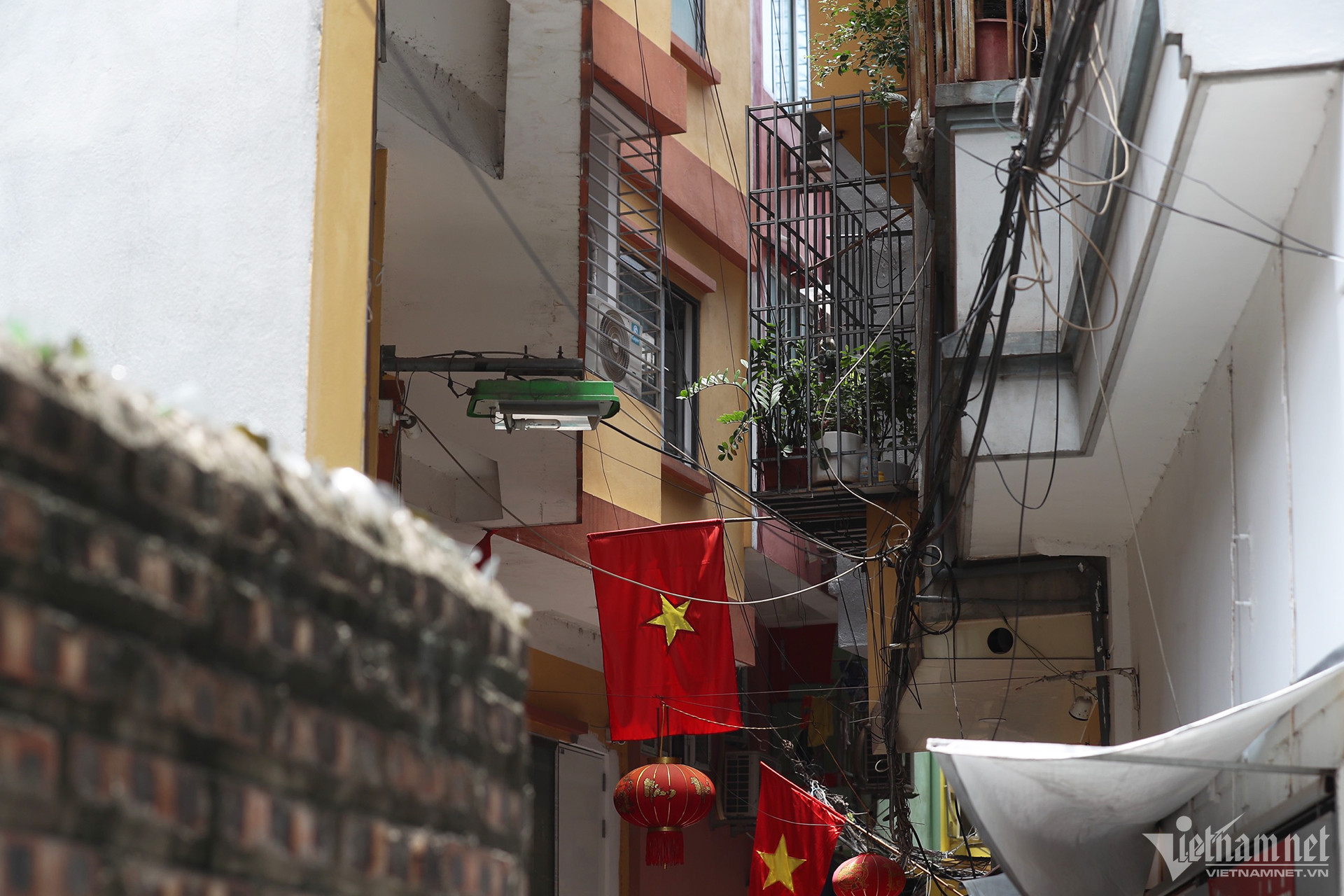 Nhiều nhà cho thuê trọ được quây kín bởi chuồng cọp. Ảnh: Đình Hiếu