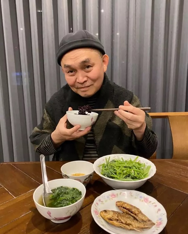 Bữa ăn giản dị của Xuân Hinh.