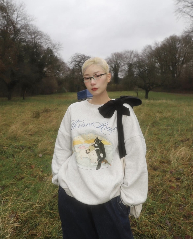 Gu thời trang của nữ vlogger trẻ khá đa dạng, từ nhẹ nhàng, đáng yêu mà 