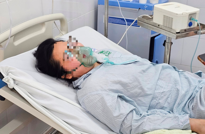 Hai vợ chồng là nạn nhân trong vụ cháy đang được điều trị tại Trung tâm Chống độc. Ảnh: Thành Dương