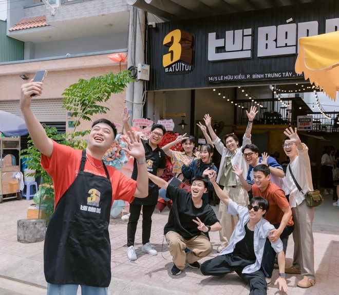 TikToker A Dinh Sài Gòn tên thật là Phạm Thế Vinh, sống tại TP.HCM. Sở hữu kênh TikTok với nội dung về lifestyle, review du lịch, trải nghiệm thực tế được nhiều bạn trẻ yêu thích. (Ảnh: A Dinh SG)