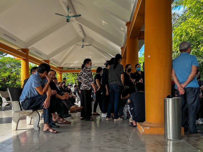 Rất nhiều người đã đến tiễn đưa 2 nạn nhân