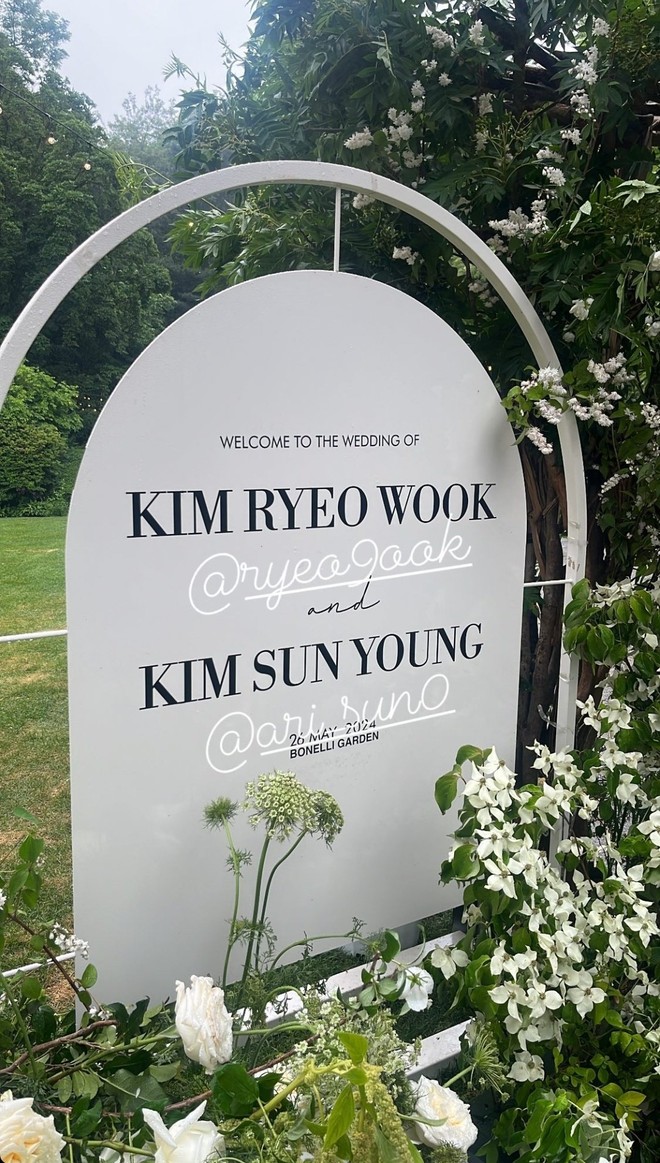 Lễ đường được trang trí bằng những bức ảnh cưới vô cùng tình cảm của cặp đôi