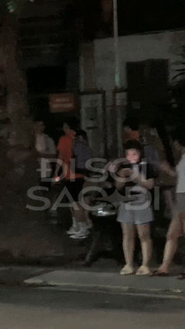 Đi cạnh còn có một cặp đôi khác, cầu thủ này cũng mặc áo của CLB CAHN