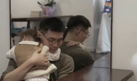 Khoảnh khắc đáng yêu của 2 ba con.