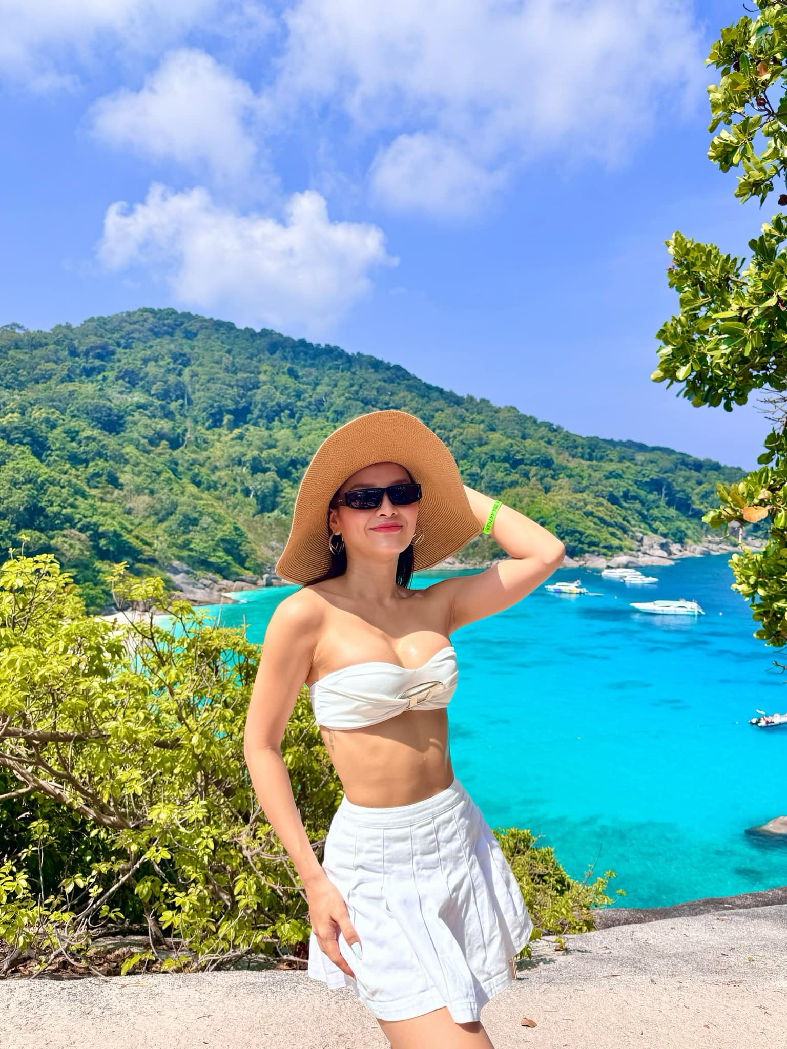 Phương Trinh Jolie chuộng phong cách gợi cảm, thích đăng ảnh khoe dáng lên mạng xã hội