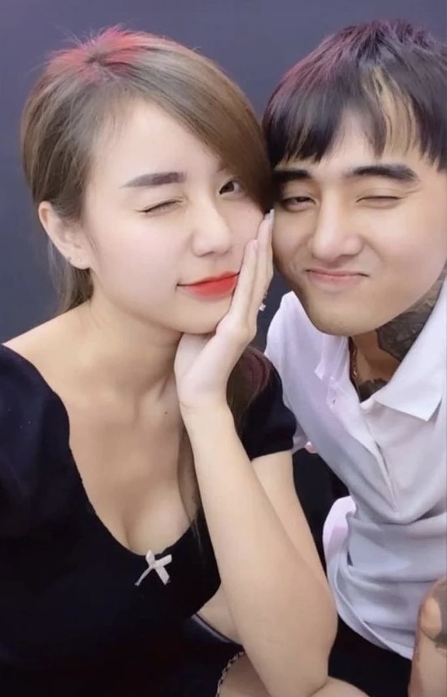 Thời gian qua, nam ca sĩ và bạn gái thoải mái chia sẻ hình ảnh bên nhau lên trang cá nhân