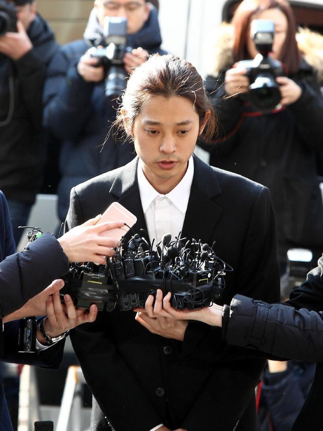 Những ngôi sao liên quan đến bê bối Burning Sun được cho là nhận bản án quá nhẹ so với tội ác mình gây ra.