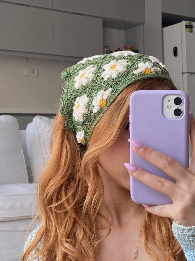 Chất len móc cho cảm giác vintage cũng là phiên bản cho cảm giác đáng yêu nhất với nhiều họa tiết và phối màu. Cách buộc giấu dây sau tóc mang lại cảm giác dịu dàng, trong khi kiểu còn lại lại đúng chuẩn granny tạo vibe tinh nghịch.