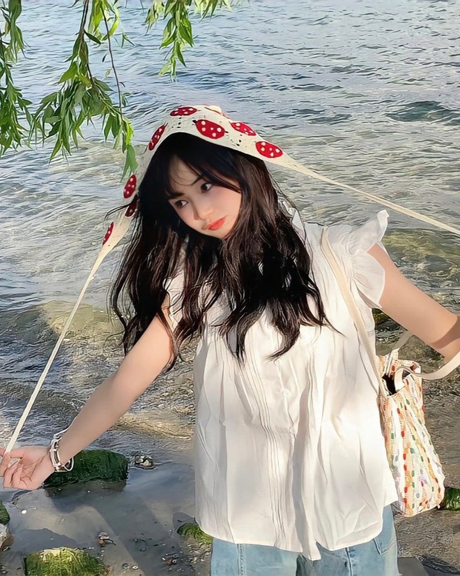 Một phần nhờ hiệu ứng Jennie, phụ kiện này cũng xuất hiện nhiều hơn trên Instagram con gái châu Á.