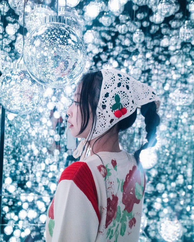 Ngoài chất liệu voan xuyên thấu, trong chuyến đi Nhật mới đây chiếc khăn turban len móc một lần nữa xuất hiện trên trang Instagram của IT Girl đình đám. Jennie phối món phụ kiện cùng với chiếc áo len cùng chất liệu và tone màu, tạo ra vẻ ngoài ngọt ngào như cô bé quàng khăn đỏ.