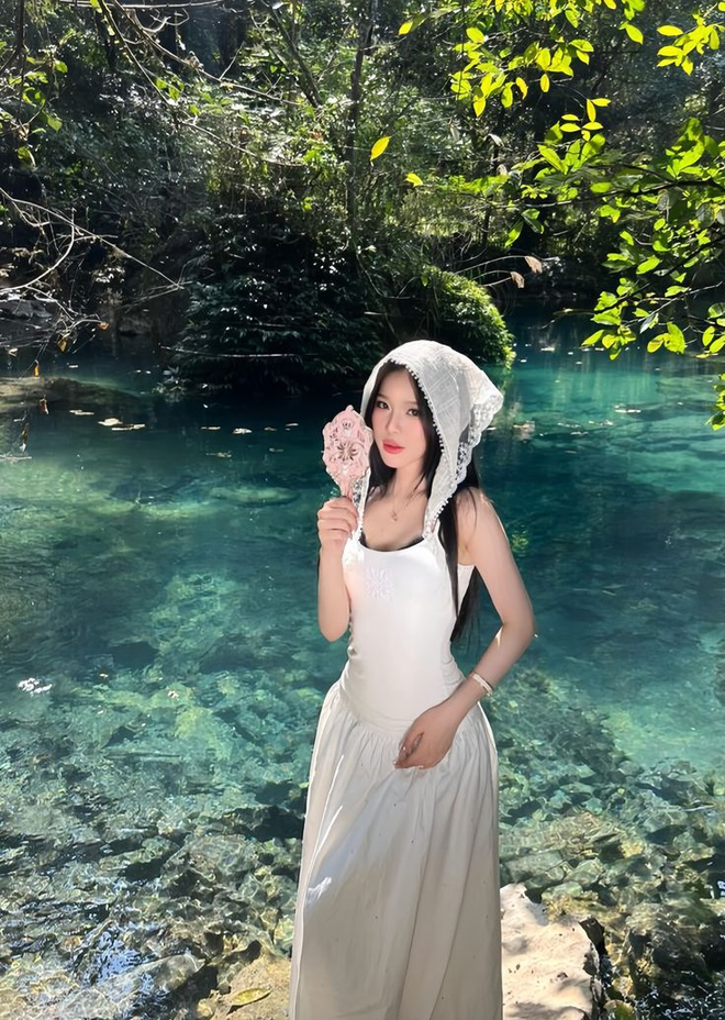 Khăn ren mềm mại cũng là một lựa chọn khác giúp chị em biến hóa outfit chuẩn nàng thơ nền nã.