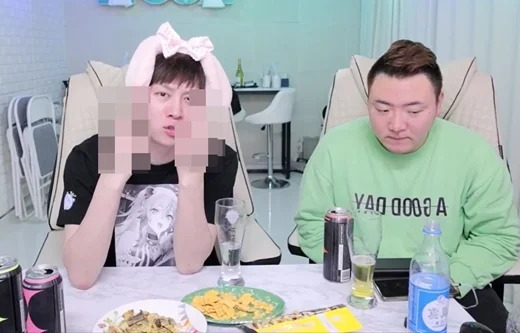 Heechul lên tiếng chỉ trích diễn đàn nữ quyền