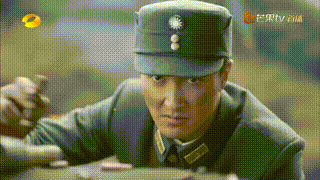 Trong Lôi Đình Chiến Tướng, nhân vật lên chiến trường vẫn hút xì gà.