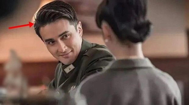 Cao Vỹ Quang bị chỉ trích vì đóng vai quân nhân thời chiến nhưng đầu tóc bóng bẩy.