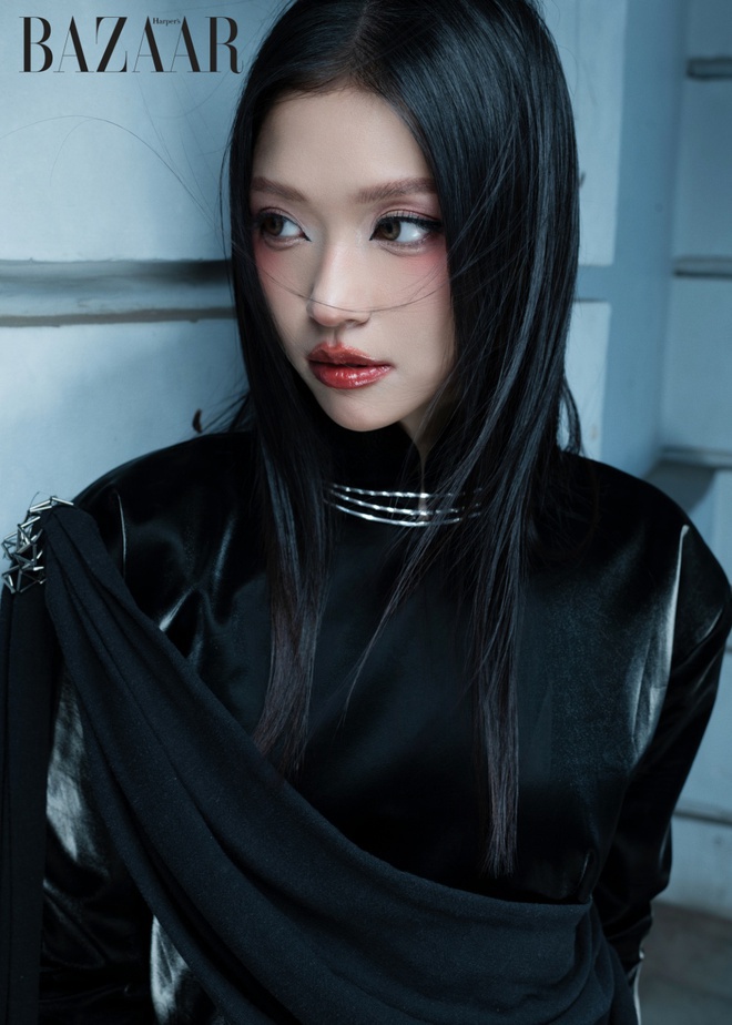 Những phong cách cool ngầu, cá tính của Suni Hạ Linh từng nhận không ít ý kiến trái chiều. Nhiều người cho rằng nữ ca sĩ sở hữu nét đẹp nữ tình, nhẹ nhàng nên phong cách mong manh, điệu đà vẫn phù hợp với cô hơn