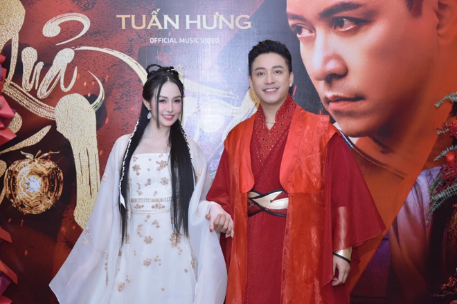 Tuấn Hưng và vợ tại buổi họp báo ra mắt MV Quả Táo Vàng.