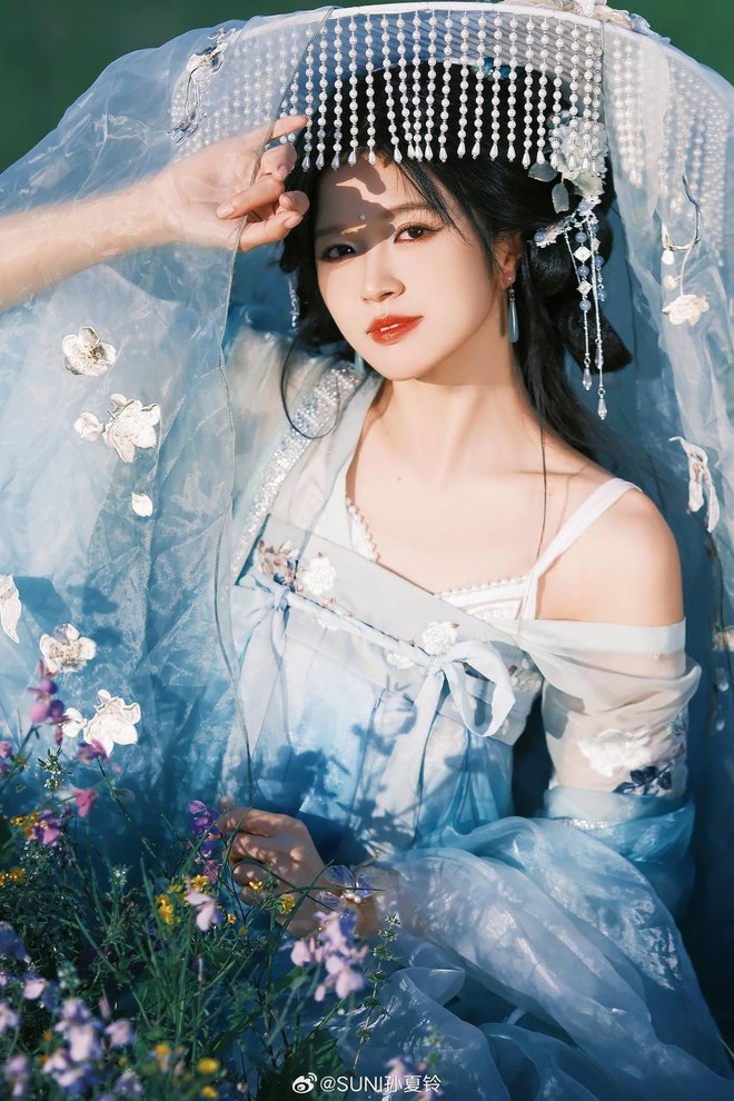 Bên cạnh đó, Suni Hạ Linh cũng nhận được nhiều lời khen có cánh với sự đầu tư kỹ lưỡng trong trang phục, phụ kiện lộng lẫy, thướt tha giống với những tạo hình cổ trang Trung Quốc. Đây cũng là phong cách nhận được nhiều lời khen có cánh nhất của người đẹp sinh năm 1990 kể từ sau khi tham gia chương trình