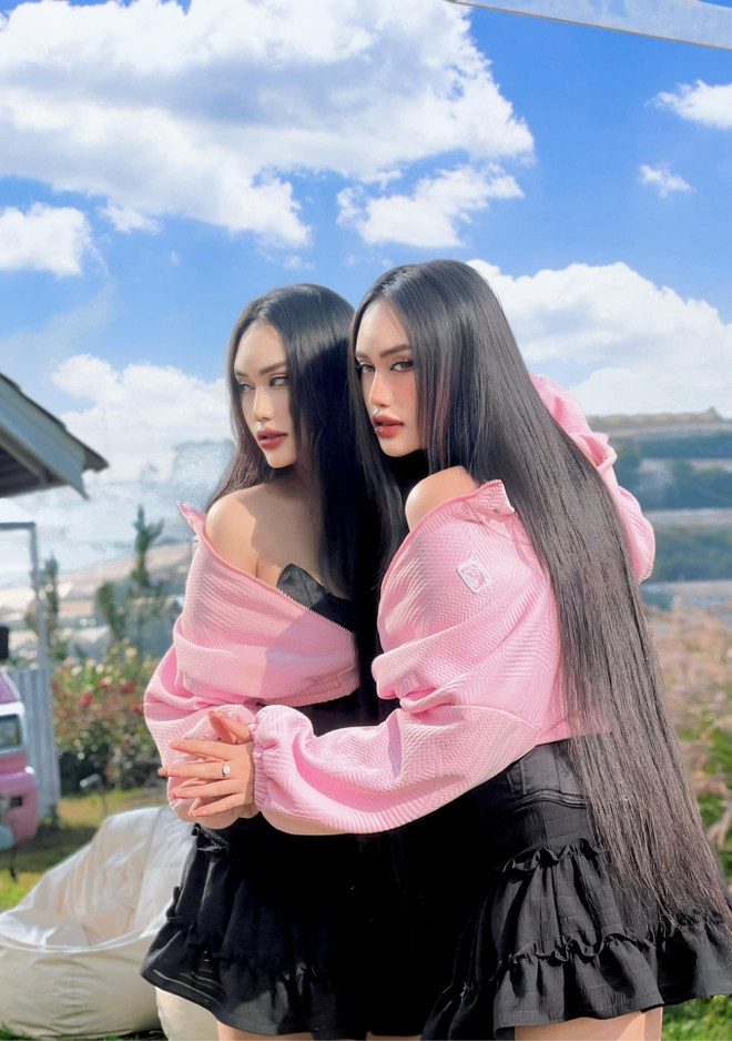 Sofia tươi tắn trong gam màu đen - hồng.