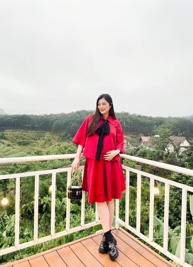 Trong thai kỳ, nữ diễn viên gây ấn tượng bởi vẻ ngoài xinh xắn, rạng rỡ