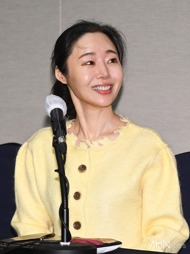 Min Hee Jin trong buổi họp báo chiều 31/5