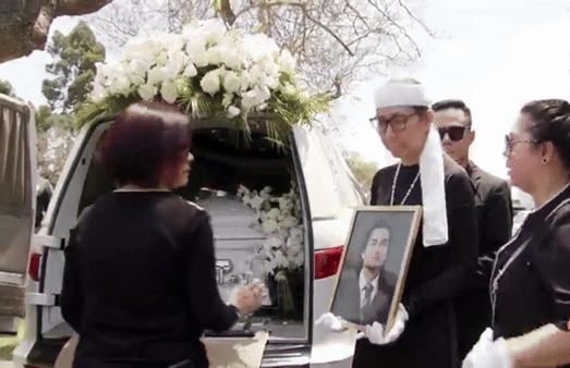 Bình Phương - vợ Đức Tiến - ôm di ảnh chồng và cố gắng kìm nén cảm xúc nghẹn ngào, đau thương